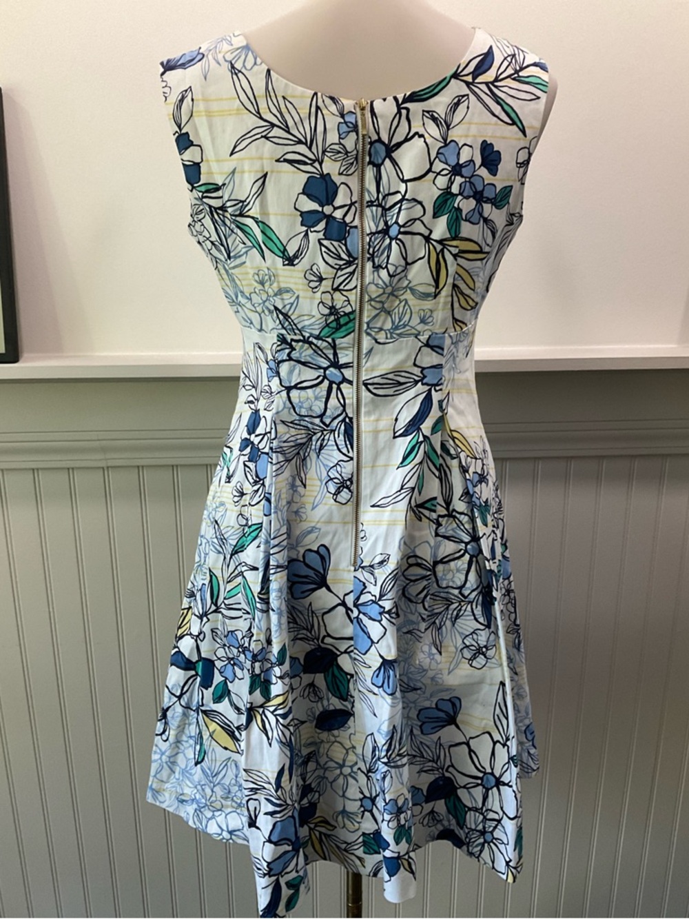 Blue Floral Fit & Flare Dress Open Back Pockets Size 10 Medium - Picture 2 of 4